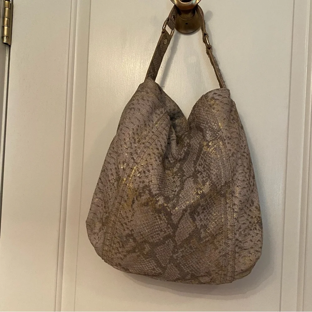 POUR LA VICTOIRE BAG HOBO GRAY TEXTURED SKIN LOOK LEATHER GOLD SNAP CLOSE TOP
